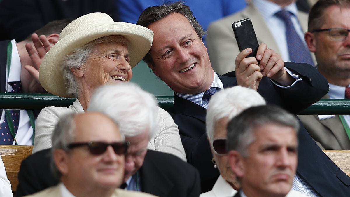 Hoher Besuch am Halbfinaltag in Wimbledon: Ex-Premierminister David Cameron ist auf der Tribüne