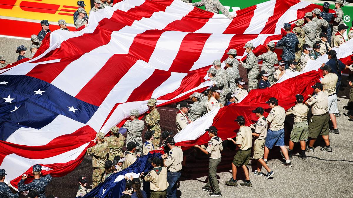 Vor dem Start lassen es die Amerikaner mit einer großen Show und viel Patriotismus ordentlich krachen
