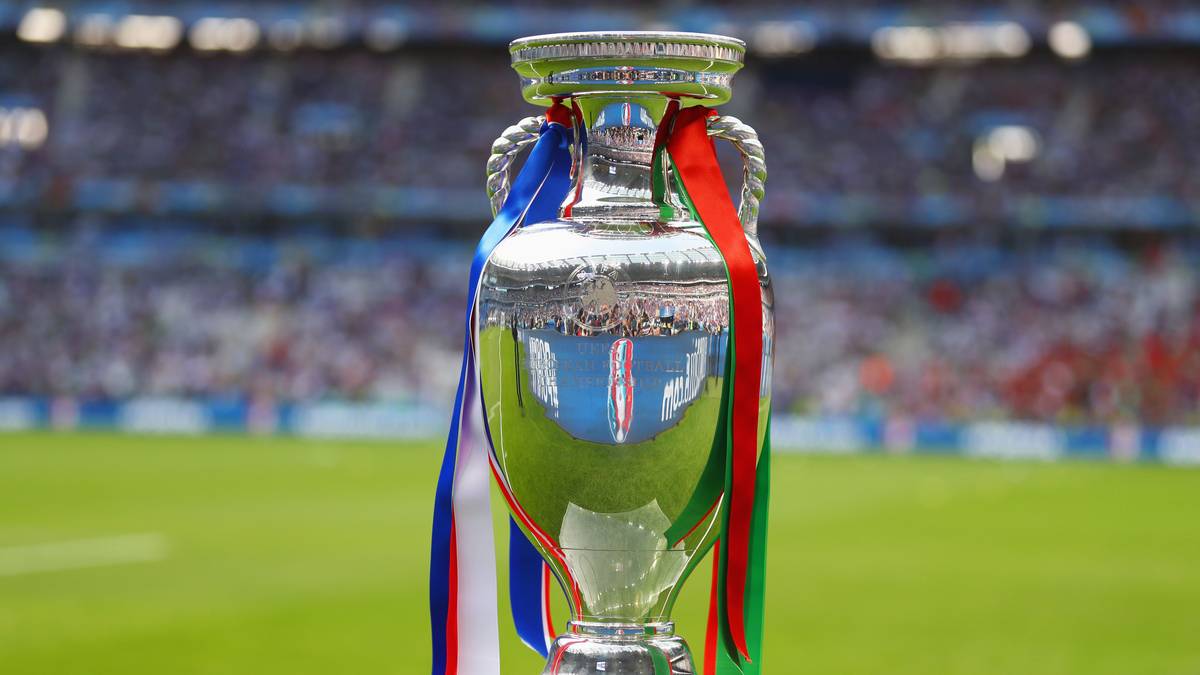 Diese Trophäe steht an diesem Abend des 10. Juli 2016 im Mittelpunkt: Der neue Fußball-Europameister bekommt spätestens um kurz vor Mitternacht den Henri-Delaunay-Pokal überreicht. SPORT1 zeigt die besten Bilder des EM-Finals zwischen Portugal und Frankreich