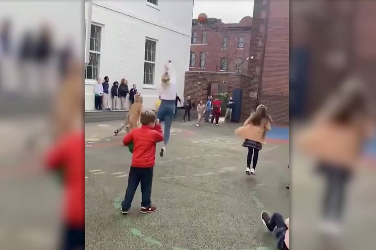 Kathleen Fitzpatrick ist keine ganz normale Lehrerin, sondern spielte bereits professionell Basketball. Während der Pause einer Grundschule in Washington stellt sie ihr Können eindrucksvoll unter Beweis.