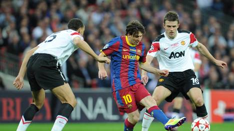 Lionel Messi (M.) im Duell mit Michael Carrick (r.) im Finale der Champions League 2009