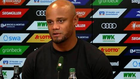 Der Sieg des FC Bayern beim FC Augsburg wurde von einer Szene tief in der Nachspielzeit überschattet. Auf der Pressekonferenz nach dem Spiel äußern sich beide Trainer dazu. 