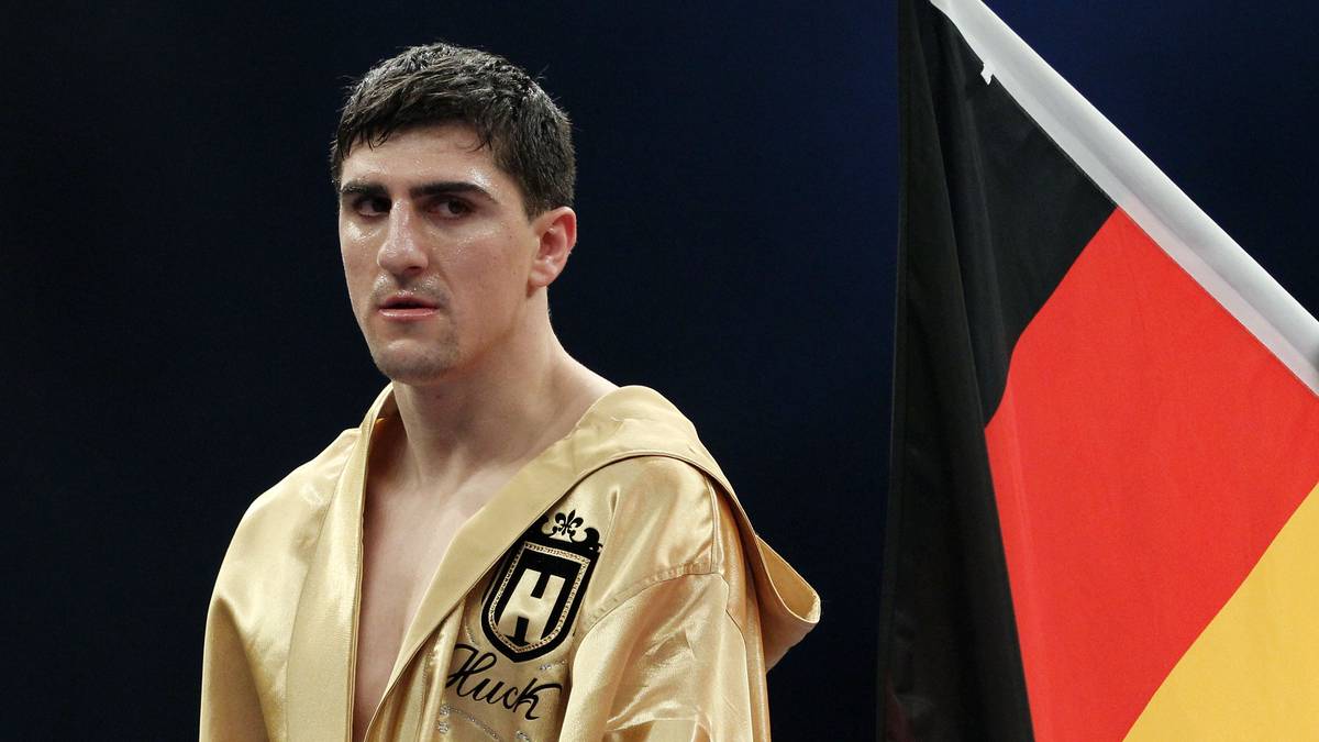 Auch in der Folge fällt Käpt'n Huck das ein oder andere Mal durch unsaubere Aktionen auf. So schlägt er im Kampf gegen Rogelio Omar Rossi seinem Gegner unerlaubterweise auf den Hinterkopf. Zudem erhält er für Schläge nach dem Rundengong zweimal Punktabzüge