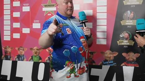 Ricky Evans spricht nach seinem Sieg in der ersten Runde der Darts-WM 2026 über Weihnachten - und ein Missgeschick, das ihm auf der Bühne passiert ist.