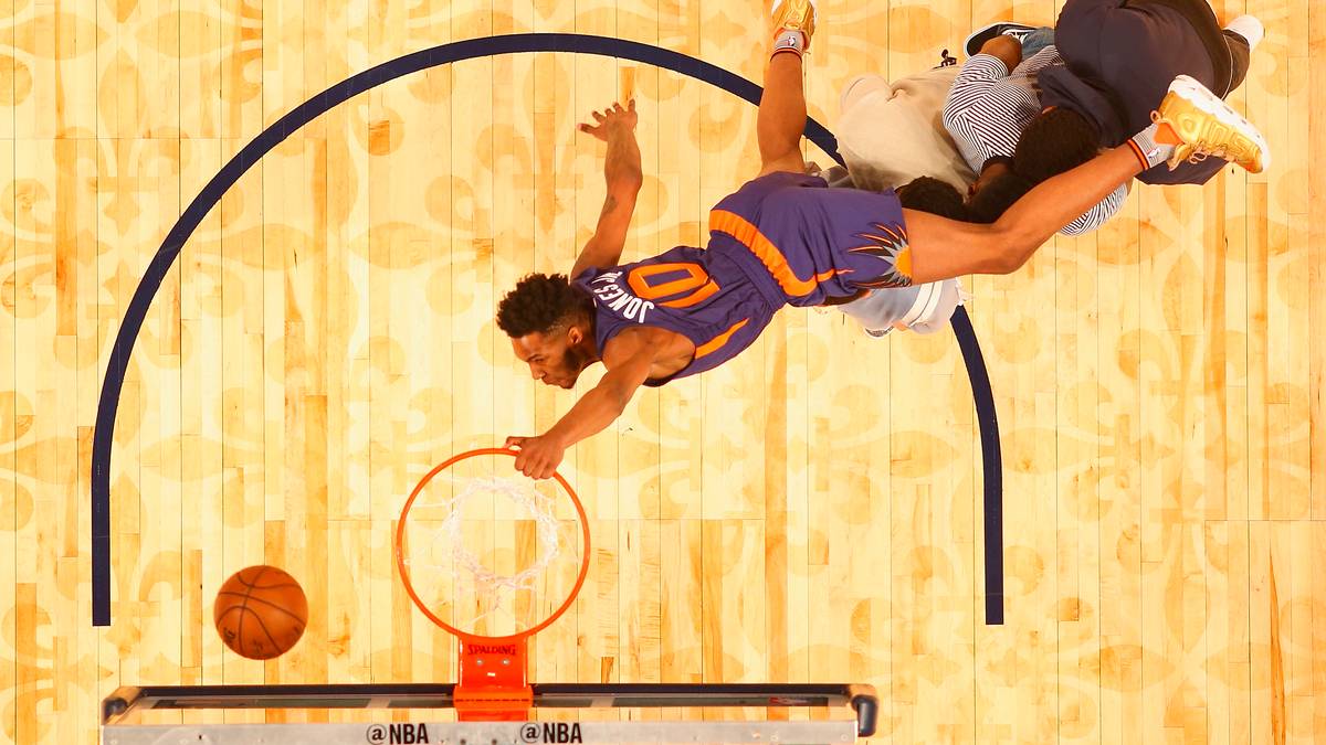 Zwar klappt der Versuch nicht auf Anhieb, doch als er gelingt, bekommt er dafür fünf Mal neun Punkte von der Jury