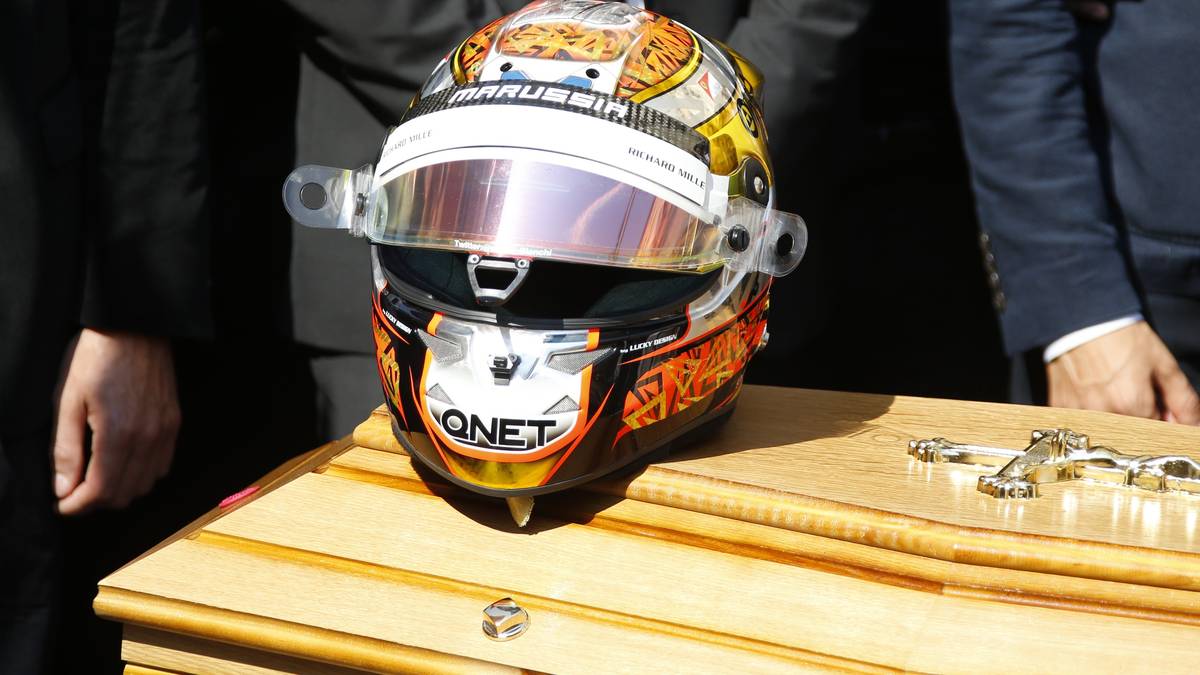 Bianchi war im Oktober 2014 in Japan schwer verunglückt und lag danach neun Monate im Koma. In der Nacht auf den 18. Juli verstarb er im Alter von 25 Jahren