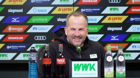 Der FC Augsburg empfängt den VfB Stuttgart. Eine Begegnung, für die Trainer Manuel Baum tief in die Handwerkskiste greifen muss und die für Lacher auf der Pressekonferenz sorgt.