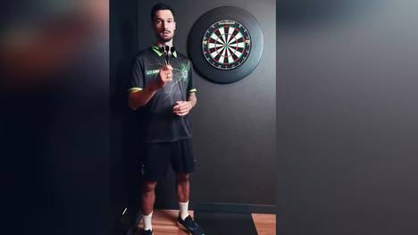 Borussia Mönchengladbach verkündet auf skurrile Art und Weise die Vertragsverlängerung von Tim Kleindienst. Er trifft einen Dart ins Bulls-Eye und teilt den Fans mit, seinen Vertrag bis 2029 zu verlängern.