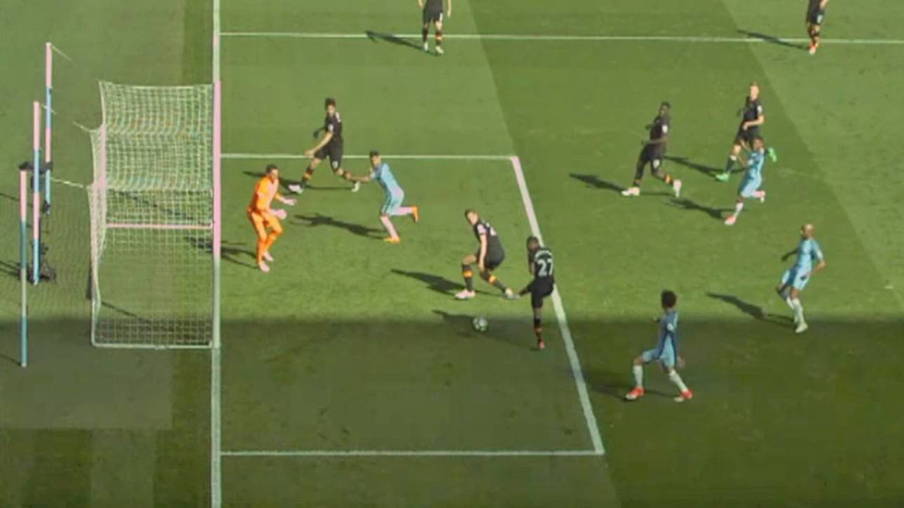 Kurioses Eigentor leitet Citys Sieg ein