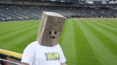 Ein Fan der Chicago White Sox verbirgt sein Gesicht höhnisch unter einer Papiertüte