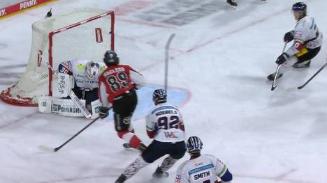 Nach dem klaren Sieg der Eisbären Berlin im ersten Spiel der DEL-Finalserie entwickelt sich Spiel 2 bei den Kölner Haien zum Krimi. Die Partie geht in die Overtime - und da explodiert die Arena.