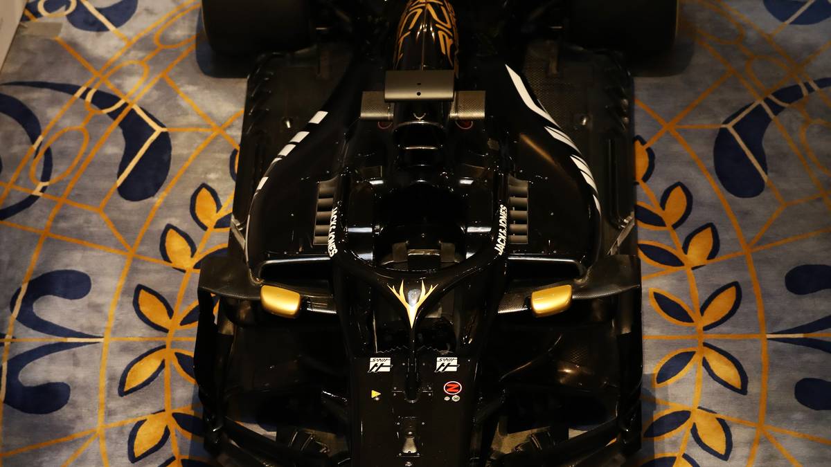 Aber wichtiger als die Farben sind die aerodynamischen Anpassungen an das neue Regelwerk. Was sofort auffällt, sind die kleinen Zusatzflügel neben dem Cockpit, den Seitenspiegeln und sogar auf der TV-Kamera. Dazu ist der Radstand verlängert worden