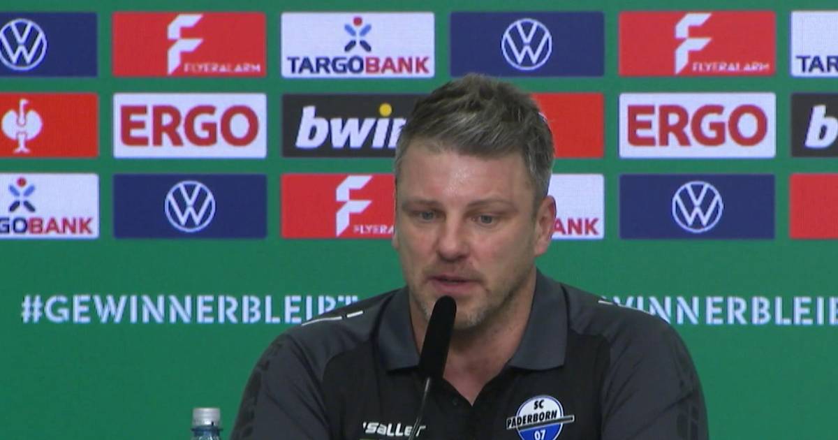 Lukas Kwasniok Mit Seiner Analyse Zum Spiel Des Sc Paderborn Gegen Leverkusen