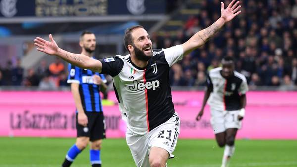 Juventus' Argentinian forward Gonzalo Higuain celebrates after scoring during the Italian Serie A football match Inter vs Juventus on October 6, 2019 at the San Siro stadium in Milan. (Photo by Alberto PIZZOLI / AFP) (Photo by ALBERTO PIZZOLI/AFP via Getty Images)