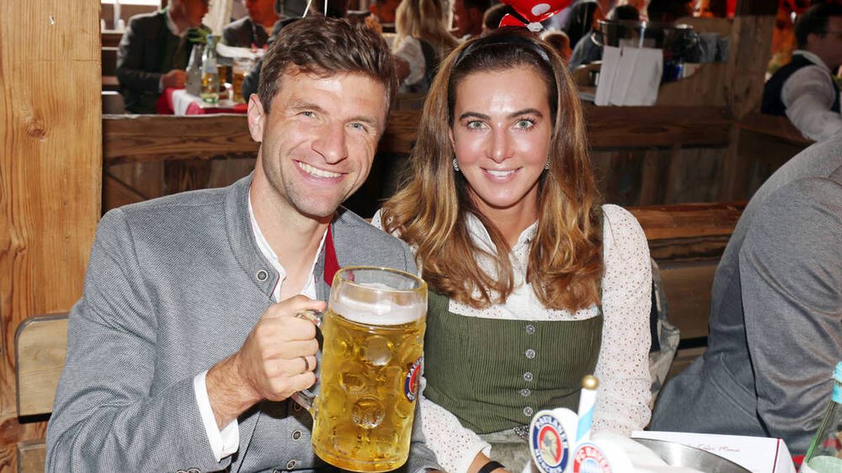 THOMAS MÜLLER und Lisa sind bereits seit 2009 verheiratet. Damals war der Bayern-Star gerade einmal 20 Jahre alt. Beide lieben Pferde und züchten selbst.