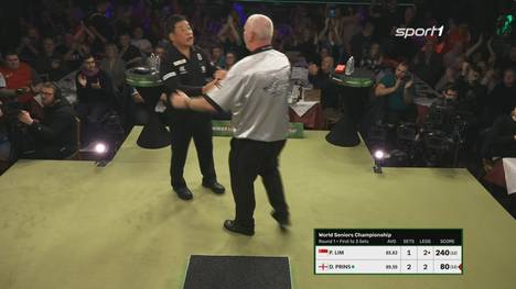 Für Paul Lim ist bei der Senioren-WM gegen Dave Prins bereits Endstation. The Singapore Slinger findet nie zu seinem Spiel, sein Kontrahent aus England packt einen 11-Darter aus. 