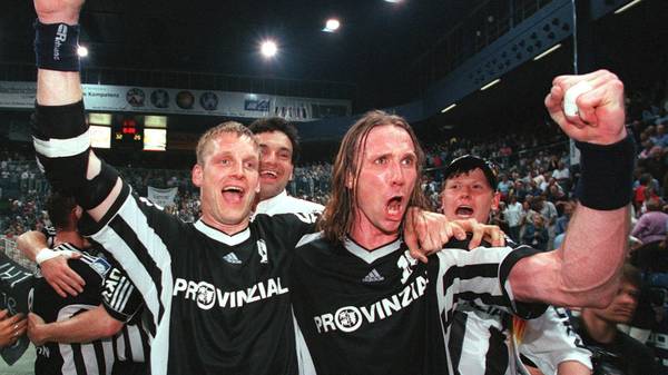Der THW Kiel bejubelt einen Derby-Sieg gegen die SG Flensburg-Handewitt in der Saison 1999/2000