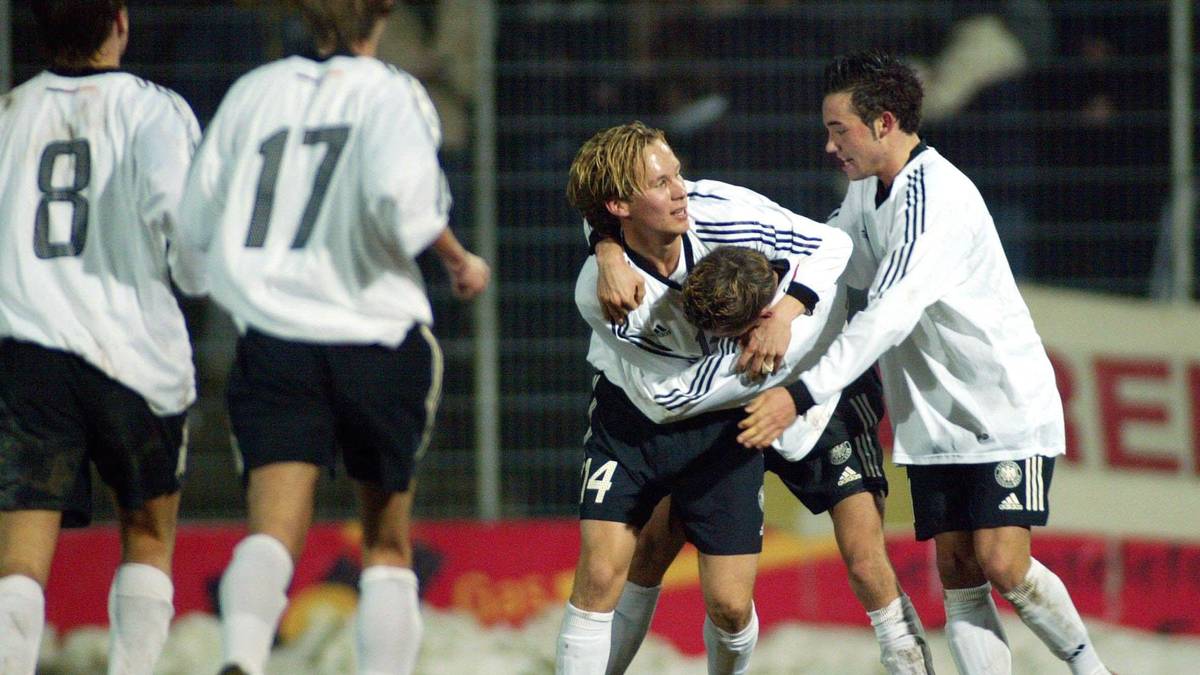 AUF DER REISE - MARKUS NEUMAYR (3.v.r.): Bis zur U19 durchlief der Mittelfeldspieler alle Jugendteams des DFB, große Karriere machte er in Deutschland aber nicht. 2003 ging es für den damals 17-Jährigen von Eintracht Frankfurt zu Manchester United, bis in die Premier League schaffte er es nicht. Sein Glück versuchte er später in der Schweiz, seit diesem Sommer spielt er für Esteghlal FC im Iran