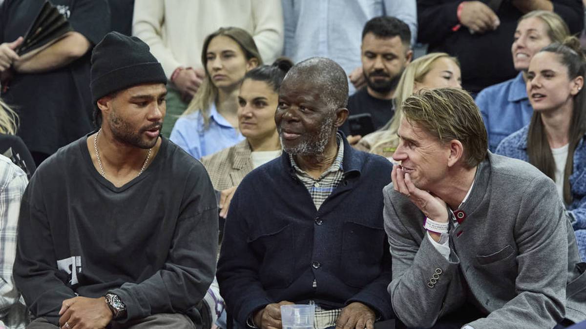Gnabry hat dabei noch einen besonderen Menschen im Schlepptau. Seinen Vater Jean-Hermann, der zwischen seinem Sohn und Bayern-Sportdirektor Christoph Freund (re.) Platz genommen hat
