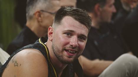 LA-Lakers-Reporter Khobi Price kommentiert den spektakulären Trade, bei dem Luka Doncic von den Dallas Mavericks für Lakers-Star Anthony Davis getauscht wird. Der Slowene wechselt zusammen mit dem Deutschen Maxi Kleber zu den Lakers.