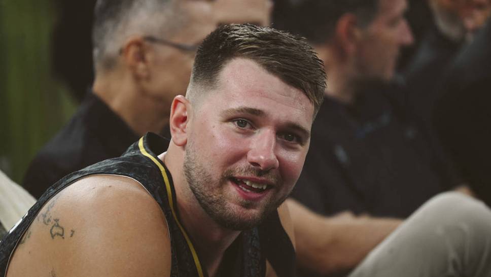 LA-Lakers-Reporter Khobi Price kommentiert den spektakulären Trade, bei dem Luka Doncic von den Dallas Mavericks für Lakers-Star Anthony Davis getauscht wird. Der Slowene wechselt zusammen mit dem Deutschen Maxi Kleber zu den Lakers.