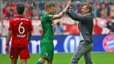 Markus Weinzierl und Daniel Baier vom FC Augsburg nach Sieg gegen den FC Bayern