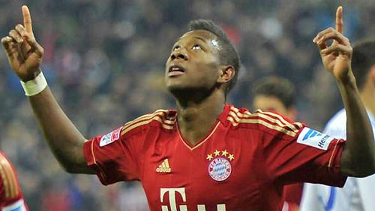 Alaba sagt zu Hoeneß, er müsse nachdenken. Nach ein paar Tage kommt die Antwort: "Ich habe nachgedacht. Da muss der Ribery mit einem anderen Schwarzen unterwegs gewesen sein." Nach seinem Vortrag hat Hoeneß die Lacher auf seiner Seite