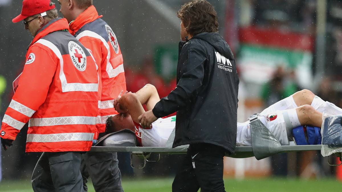 Kohr bleibt mit schmerzverzertem Gesicht liegen. Rodriguez trifft ihn mit offener Sohle am Schienbein. Die Spieler auf dem Platz sind entsetzt - überall ist Blut. Rodriguez sieht die Rote Karte