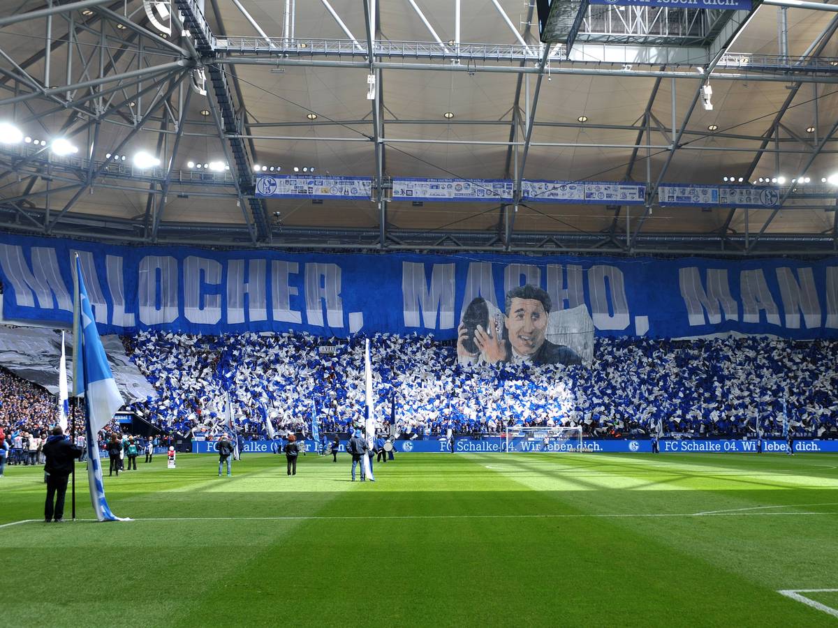 Schalke 04 Mit Choreographie Zum 75 Geburtstag Von Rudi Assauer