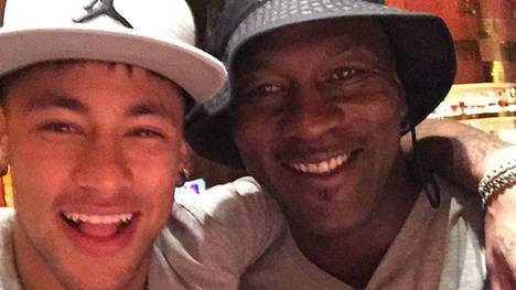 Neymar (l.) mit Basketball-Legende Michael "Air" Jordan