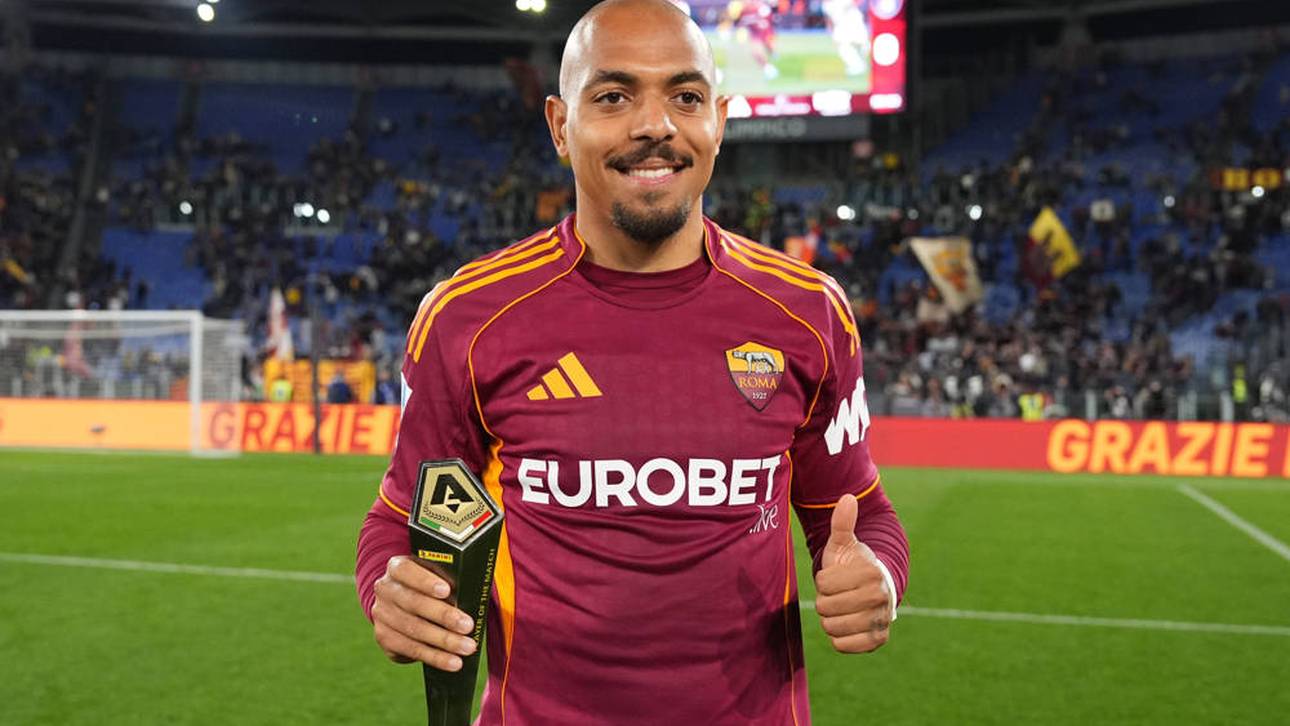 Donyell Malen mit seiner Man-of-the-Match-Trophäe