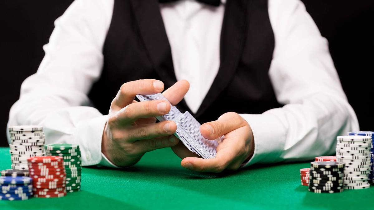 In Casinos wird nur noch selten vom Croupier gemischt, um so eventuellen Unregelmäßigkeiten vorzubeugen