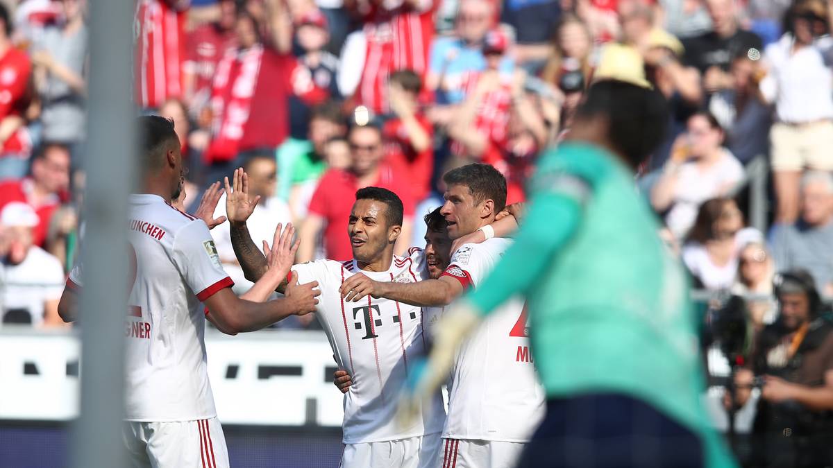 Und dann ist nach der Pause wieder alles wie immer. Thomas Müller kommt für Robben. Flanke des abseitsverdächtigen Juan Bernat, Direktabnahme Müller, 0:1, Bayern jubelt