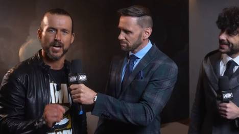 Adam Cole, Nigel McGuinness und Boss Tony Khan (v.l.) verkündeten bei AEW Dynamite Großes