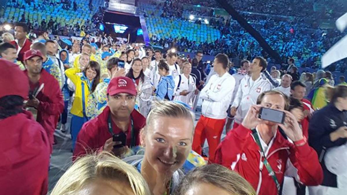 Die erfolgreichen Fußball-Frauen um Annike Krahn (r.) grüßen von der bunten Schlussfeier in die Heimat