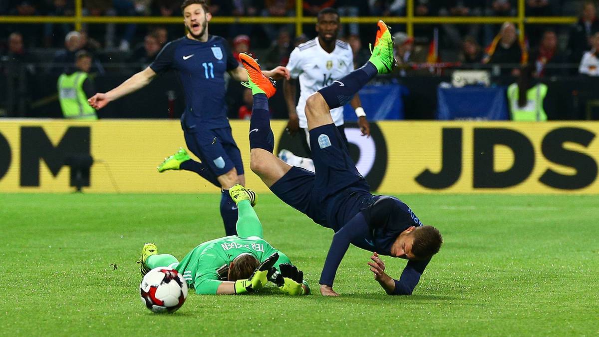 Nach wenigen Minuten die erste Schrecksekunde: Nach Verwirrung in der deutschen Abwehr taucht Jamie Vardy frei im Strafraum auf. Marc-Andre ter Stegen kommt aus dem Tor, Vardy fliegt im hohen Bogen über den Keeper. Kein Foul - der Referee lässt weiterspielen
