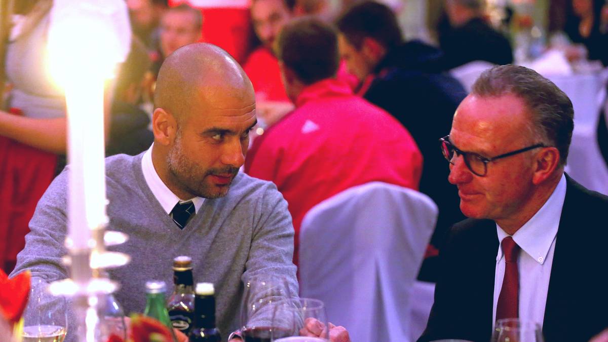 6. Dezember 2015: Auf der Weihnachtsfeier des FC Bayern weiht Guardiola Karl-Heinz Rummenigge ein, die Bayern nächste Saison nicht mehr zu trainieren