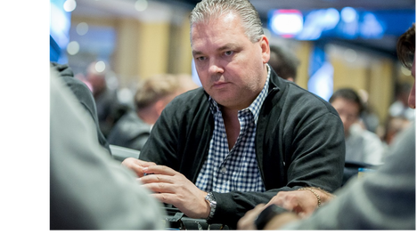 Drei Deutsche an einem Tisch beim Main Event 2023