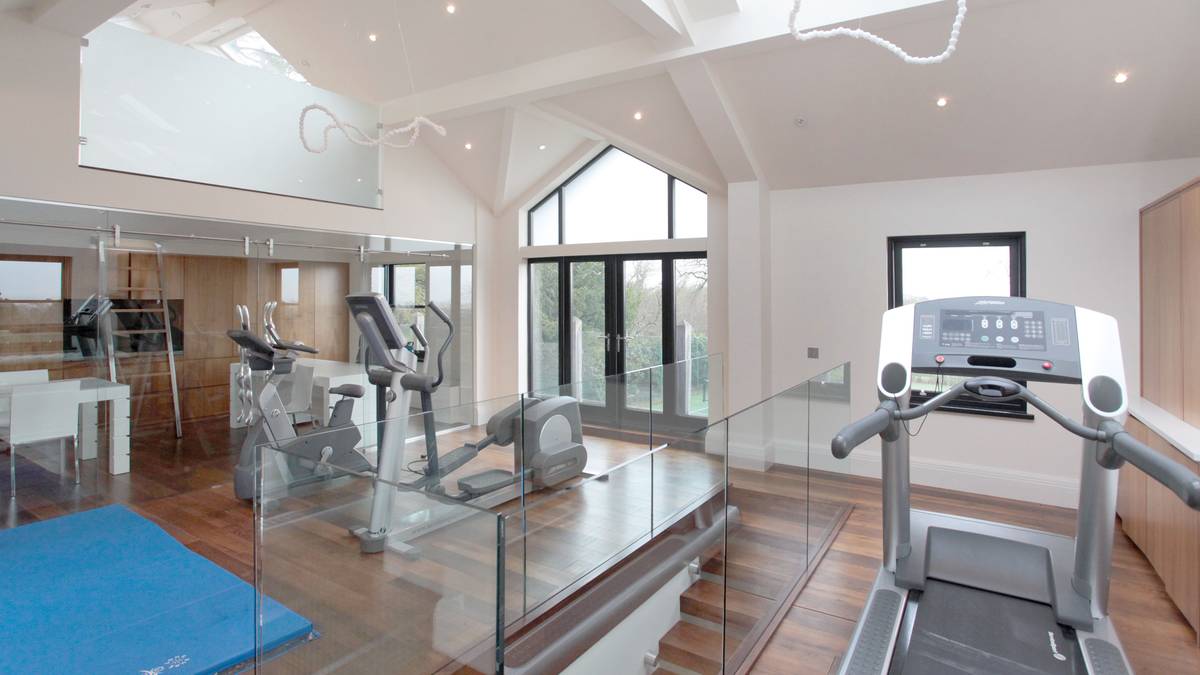 Von nichts kommt nichts - getreu diesem Motto ist ein Gym mit allen möglichen Geräten für Pogba natürlich definitiv ein Muss