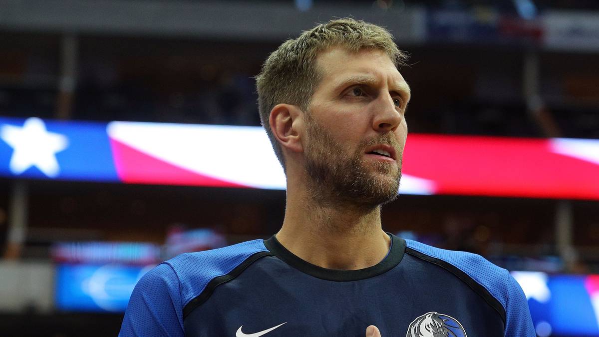 DALLAS MAVERICKS: Er ist "Mr. Dallas". Die gesamten 21 Jahre seiner Karriere hat er bei der Franchise aus Texas verbracht. Zwar muss er sich mit 21 Spielzeiten den ersten Platz für die längsten NBA-Karrieren mit Robert Parish, Kevin Willis, Kevin Garnett und Vince Carter teilen, aber 21 Seasons bei einer Franchise ist einmalig