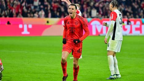Der FC Bayern lässt sich im Topspiel gegen Eintracht Frankfurt auch von einem frühen Kimmich-Schock nicht aus der Bahn werfen. Ein Neuzugang feiert Torpremiere, Jamal Musiala zaubert - und ein Edeljoker setzt den Schlusspunkt.