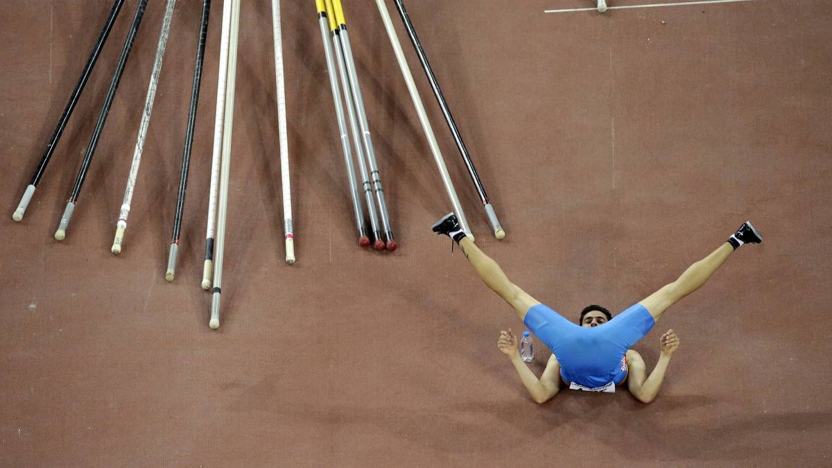 Kroatiens Ivan Horvat dehnt sich ausgiebig vor dem Stabhochsprung-Wettkampf. Bei den Stäben hat er anschließend die Qual der Wahl