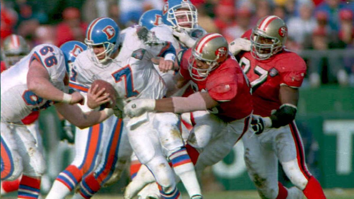 PLATZ 4 - JOHN ELWAY: Knapp am Podium vorbei schlittert Broncos-Legende John Elway. 51.475 Passing Yards, 300 Touchdowns und dazu 3.407 Rushing Yards sprechen eine eindeutige Sprache. Mit seiner Laufstärke glänzt der auch sehr talentierte Baseballer in den 80er Jahren als doppelte Gefahr für Abwehrreihen