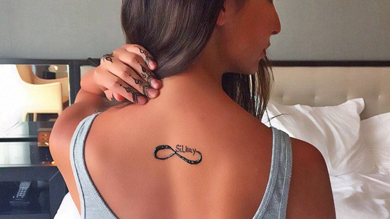 Sila zeigt ihr Liebes-Tattoo