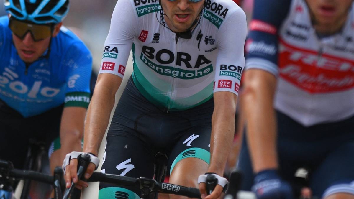 Emanuel Buchmann (M.) hat beim Giro noch alle Möglichkeiten
