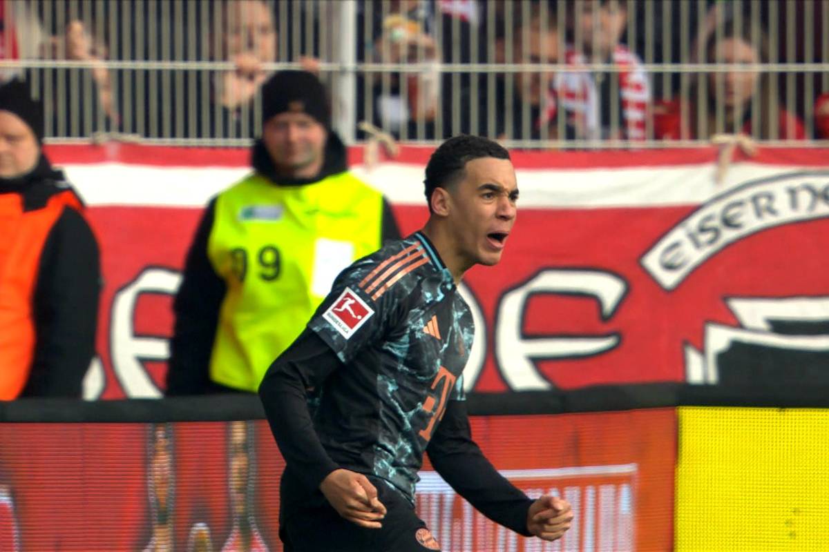 Jamal Musiala wird von Union Berlin hart rangenommen und beschwert sich lautstark bei Schiedsrichter Exner. Doch statt des Gegners wird er selbst verwarnt - was nach dem Spiel einen süffisanten Instagram-Post zur Folge hat.