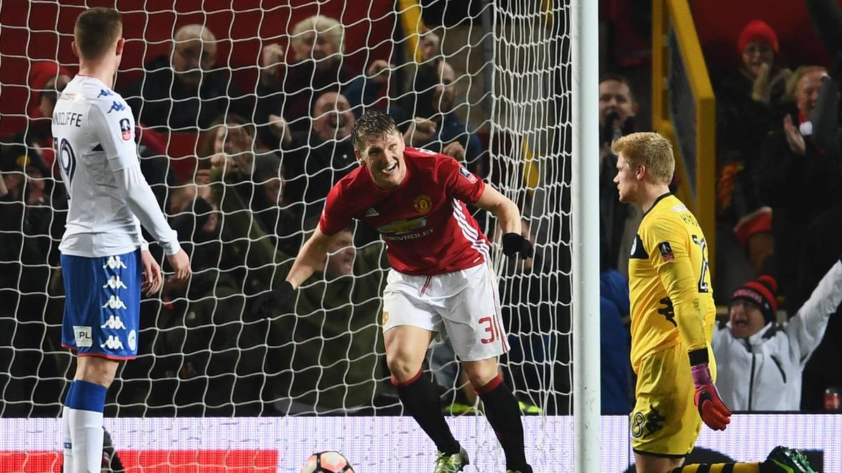 Schweinsteiger krönt den 4:0-Sieg mit seinem Treffer zum Endstand, es ist sein erstes Heimtor für United überhaupt