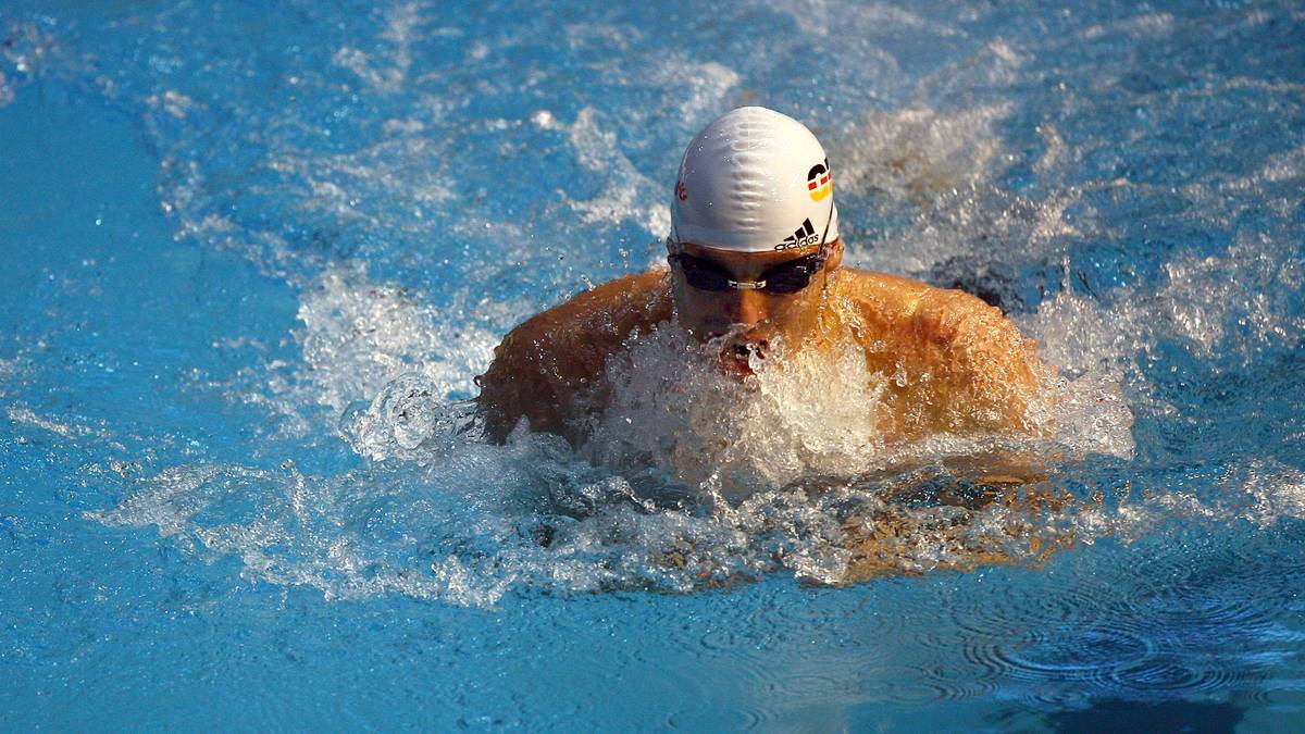 Mark Warnecke wird 2005 in Montreal mit 35 Jahren Schwimm-Weltmeister über 50-m-Brust. Ein Jahr später gewinnt er zum zehnten Mal die deutsche Meisterschaft in derselben Disziplin. Mit 37 Jahren ist Schluss für Warnecke