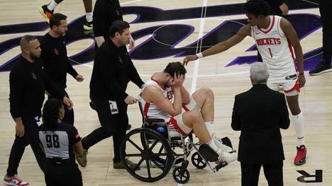 Der verletzte Alperen Sengün wird im Rollstuhl in die Kabine begleitet