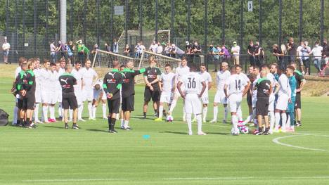Beim Trainingsstart von Borussia Mönchengladbach sind 300 Fans anwesend. Marco Rose freut sich über den Support der Anhänger.